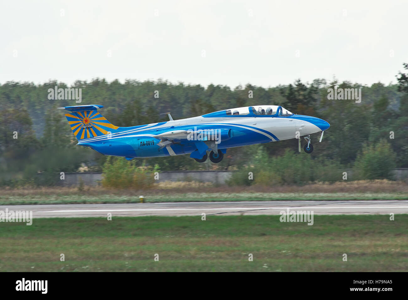 Kiew, Ukraine - 2. Oktober 2010: Aero l-29 Delfin-Trainer Flugzeug für einen anderen Flug hebt ab Stockfoto