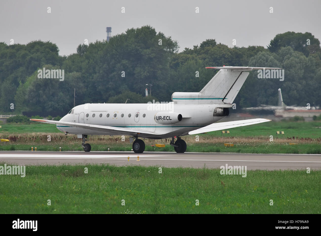 Kiew, Ukraine - 27. Juli 2011: Jakowlew Jak-40 regionalen Jet Passagierflugzeug ist entlang der Piste nach der Landung Rollen Stockfoto