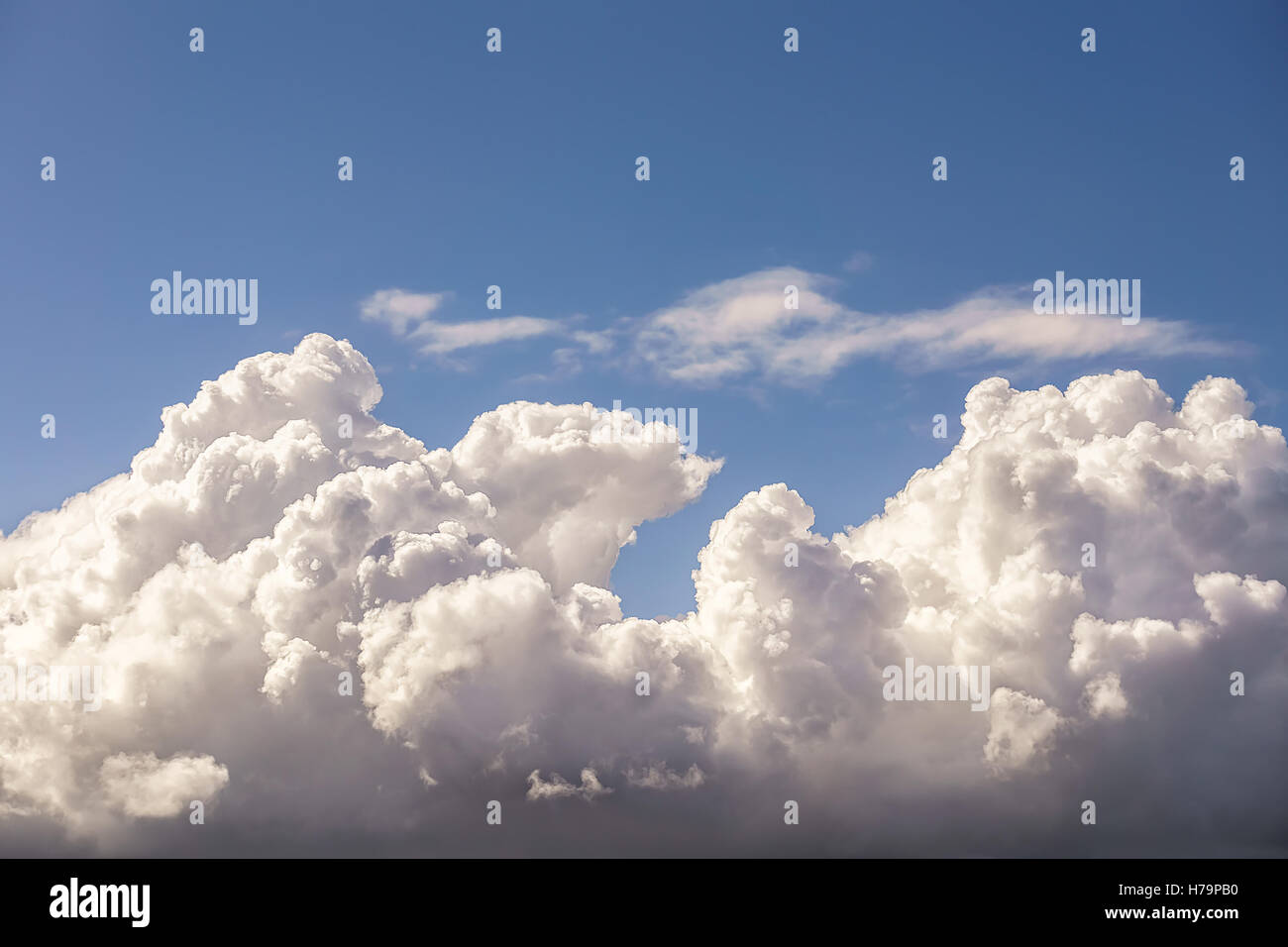 schöne Wolkengebilde mit Cumulonimbus Wolken und blauer Himmel Stockfoto