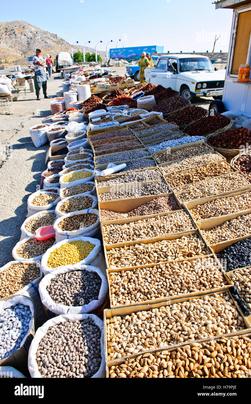 Pass, Tal, Gewürzen, Nüssen, getrocknete Früchte zum Verkauf über Samakand auf M-39 Süden, Shakhirisabz, Shahrisabz, Usbekistan, Zentralasien Stockfoto