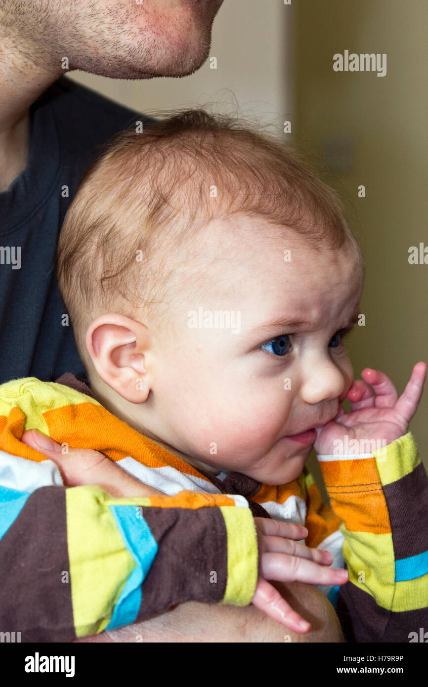 Baby Boy seinen eigenen Fingern kauen, beim Zahnen Stockfoto