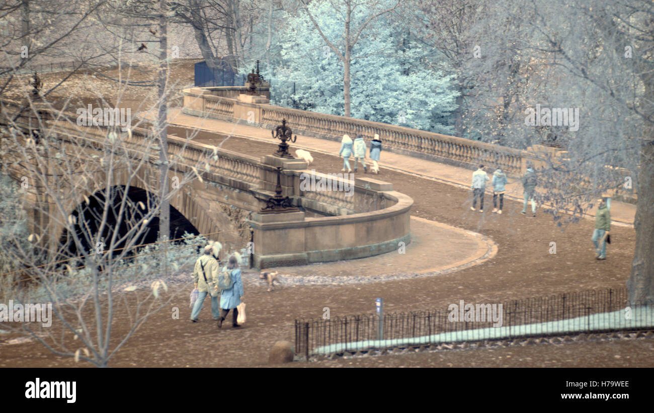 Glasgow Kelvingrove Park in Infrarot-Kamera, die die Universität und das Museum in der Parkanlage enthält Stockfoto