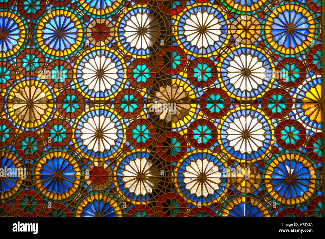 Glasfenster mit kreisförmigen Konstruktion Stockfoto