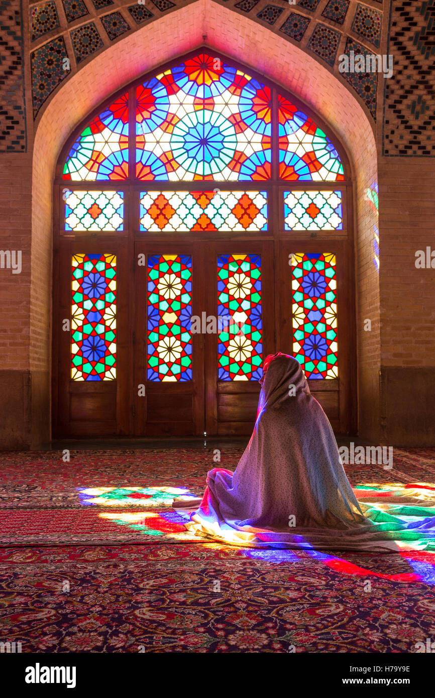 Dame mit Rücken zur Glasmalerei-Fenster Stockfoto