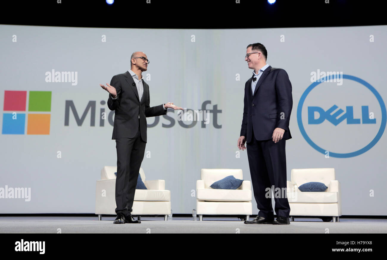 Satya Nadella, CEO von Microsoft, links, und Michael Dell, Dell Inc. Gründer und CEO von Dell Dell Welt 2015 in Austin, Texas. Stockfoto