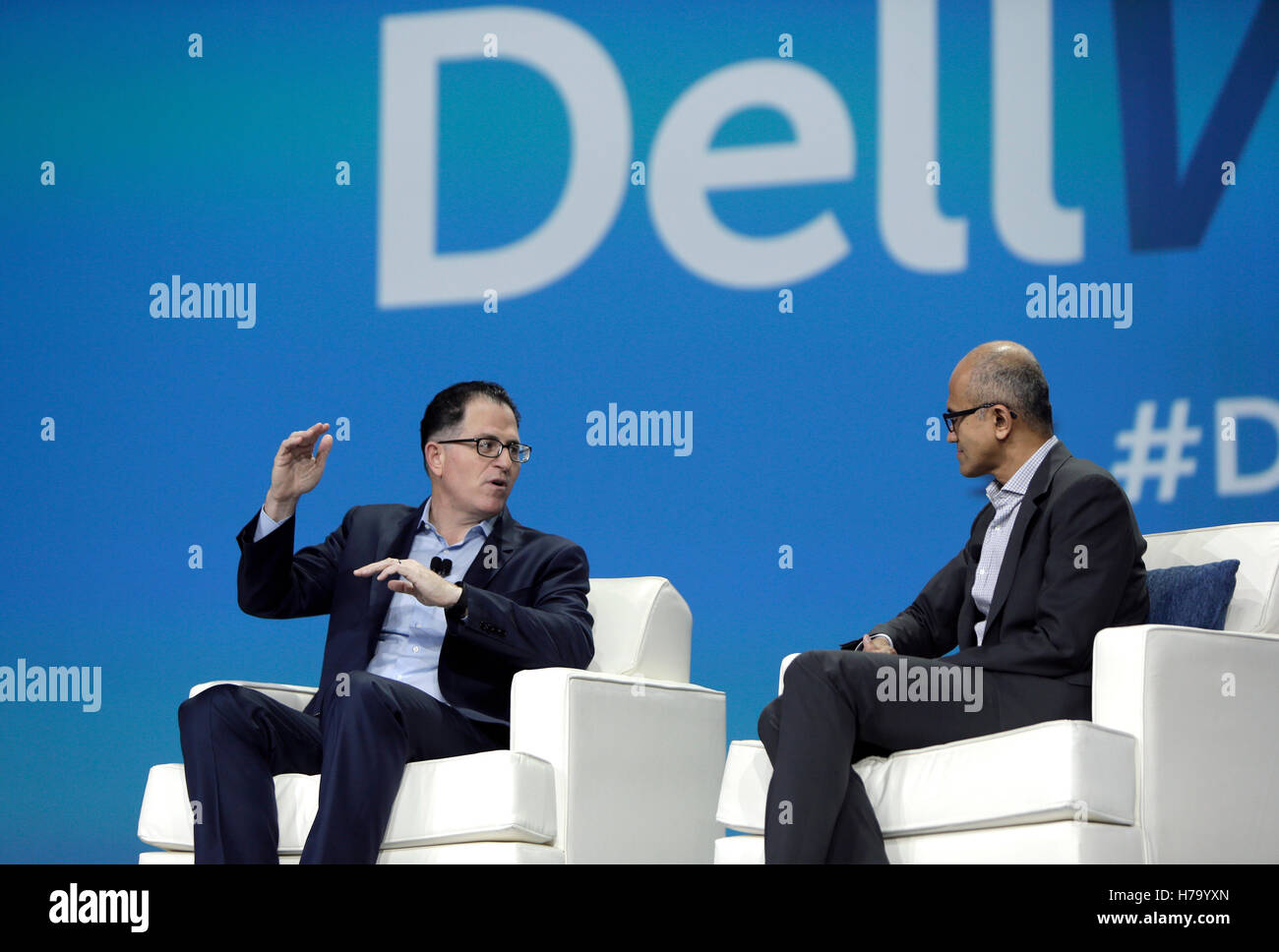 Satya Nadella, CEO von Microsoft, links, und Michael Dell, Dell Inc. Gründer und CEO von Dell Dell Welt 2015 in Austin, Texas. Stockfoto