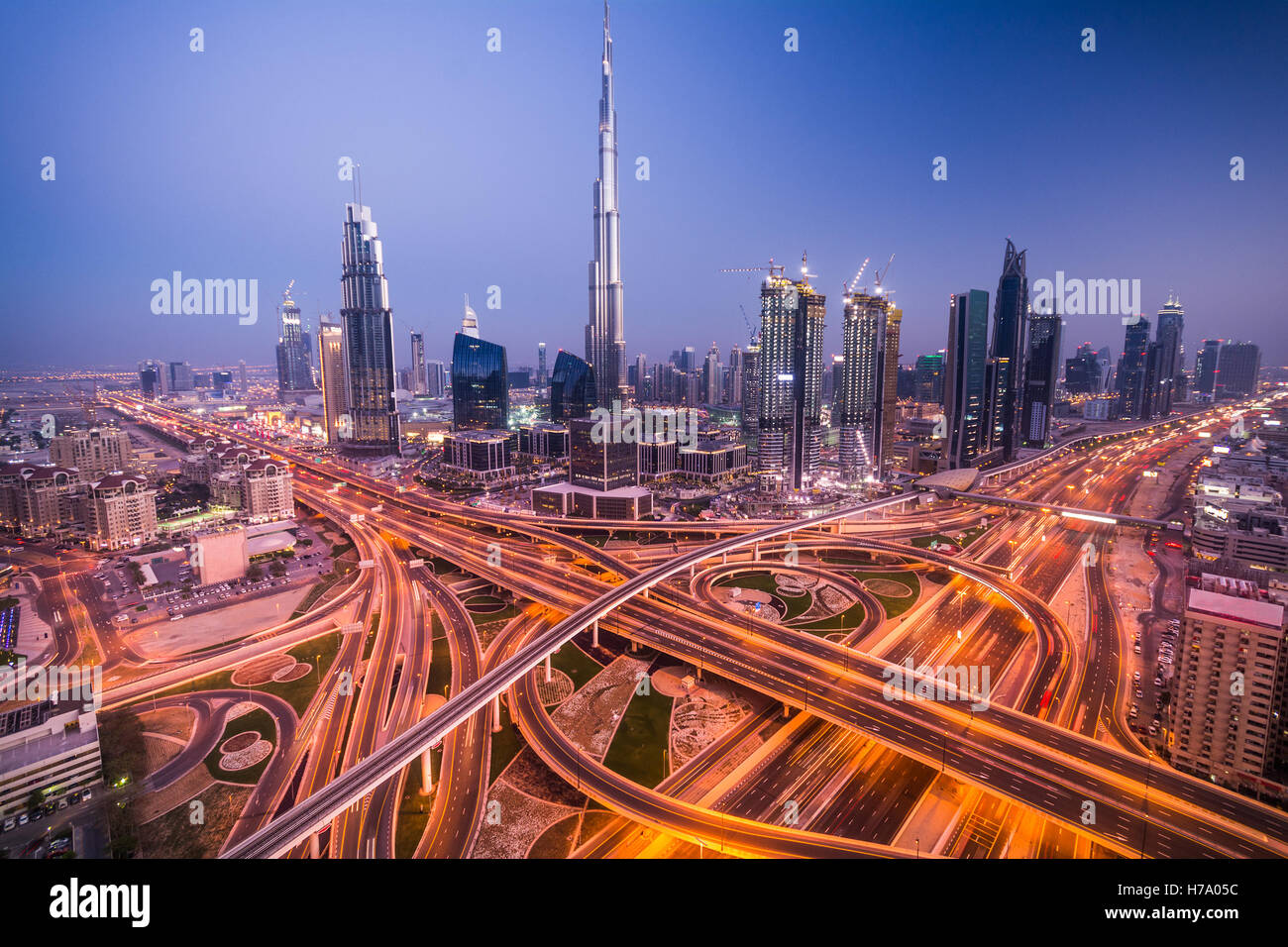 Skyline von Dubai mit schönen Stadt in der Nähe der verkehrsreichsten Autobahn auf den Verkehr Stockfoto