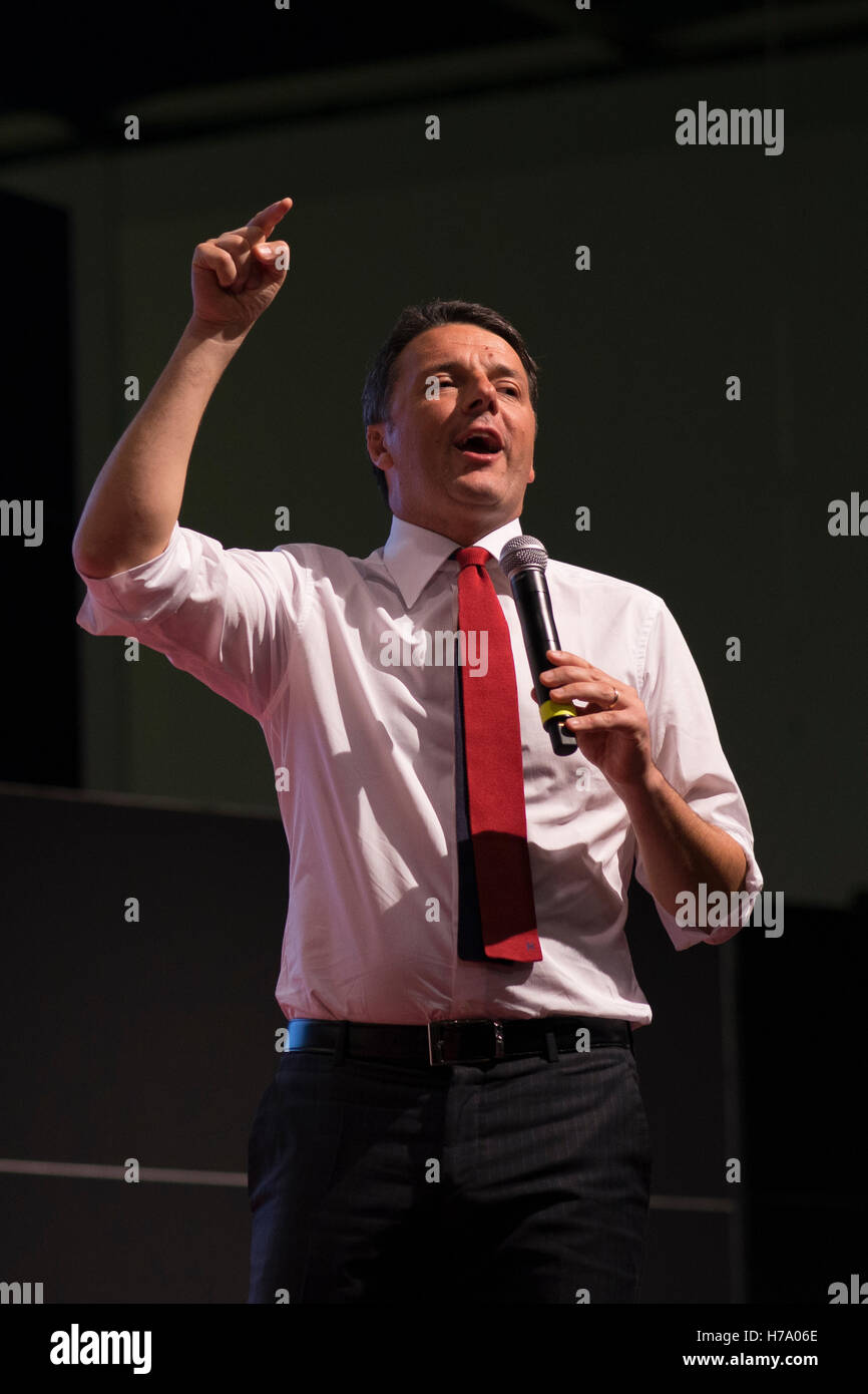 Padua, Italien. 3. November 2016. Wahlen-Rallye "Just a ja" Matteo Renzi, Padova am 3. Oktober 2016. Auf dem Foto spricht der Präsident des Rates Matteo Renzi seine Zielgruppe, Padua 3. November 2016 © Roberto Silvino/Pacific Press/Alamy Live News Stockfoto