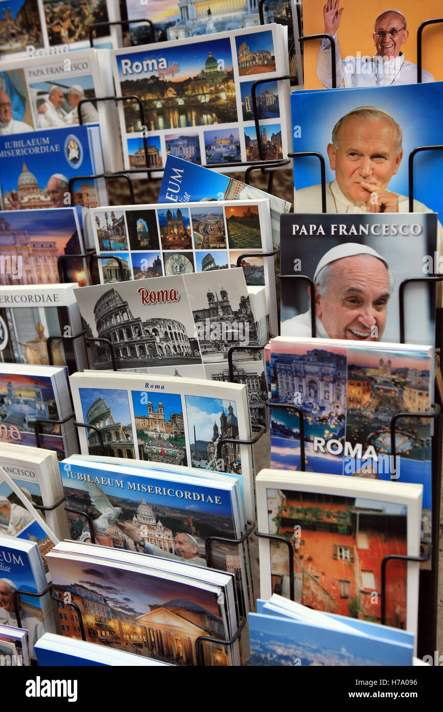 Postkarten zum Verkauf in der Vatikanstadt, Rom Stockfoto