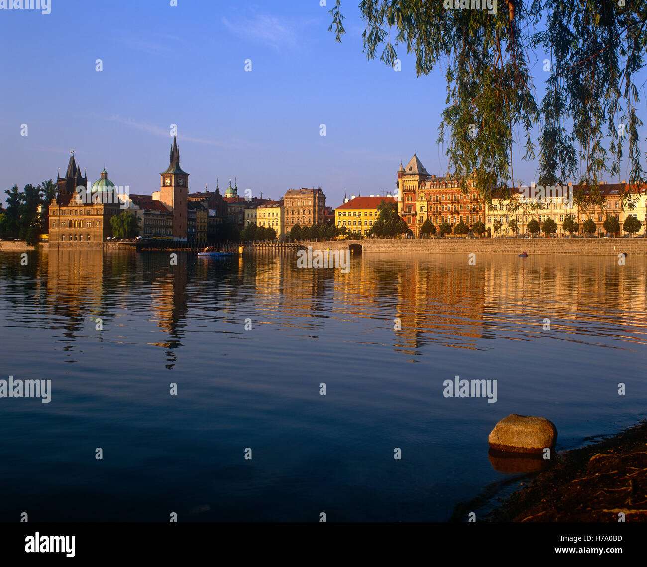 Stare Mesto reflektiert in der Moldau, Prag, Tschechische Republik Stockfoto