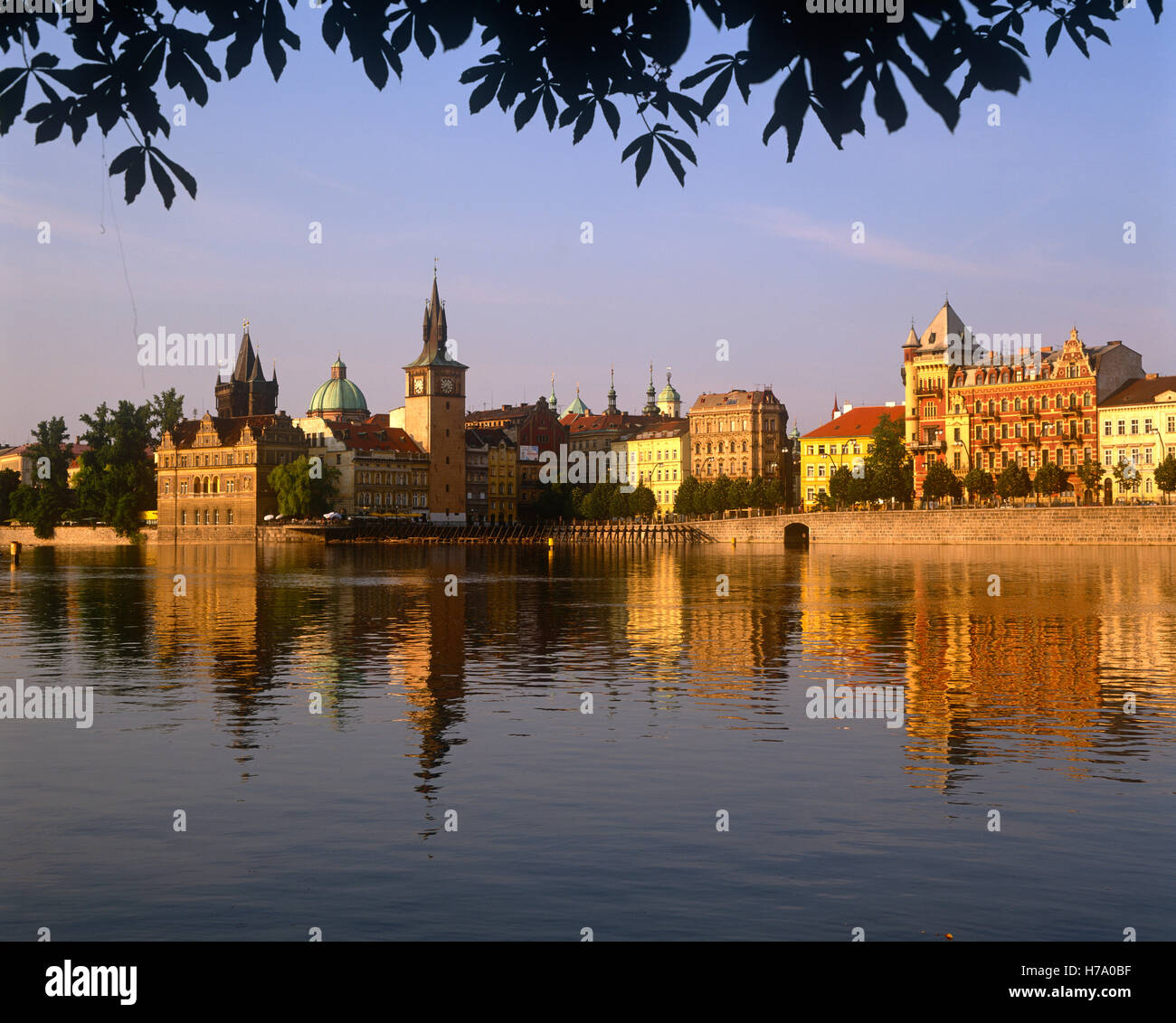 Stare Mesto reflektiert in der Moldau, Prag, Tschechische Republik Stockfoto