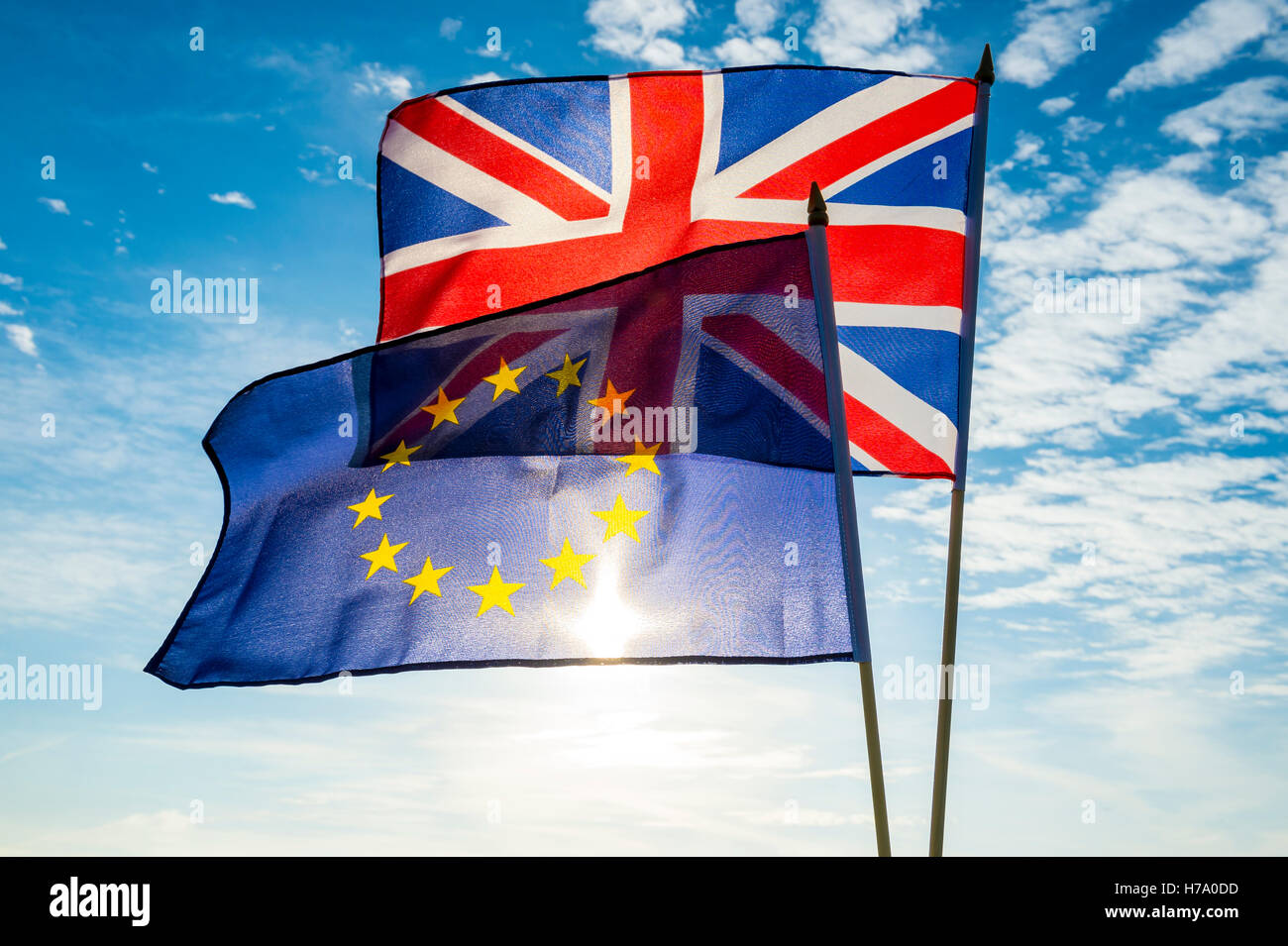 Europäischen Union und der britische Union Jack Flagge vor strahlend blauem Himmel in einer hinterleuchteten Erklärung der Austritt der Volksabstimmung über EU Stockfoto