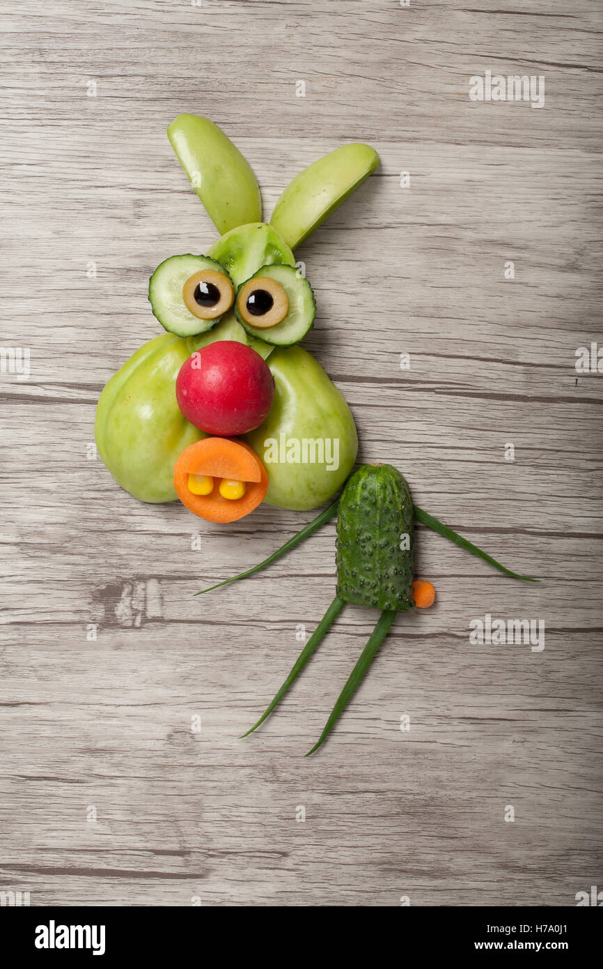 Lustige Hasen gemacht von grünem Gemüse auf Holz Stockfotografie - Alamy
