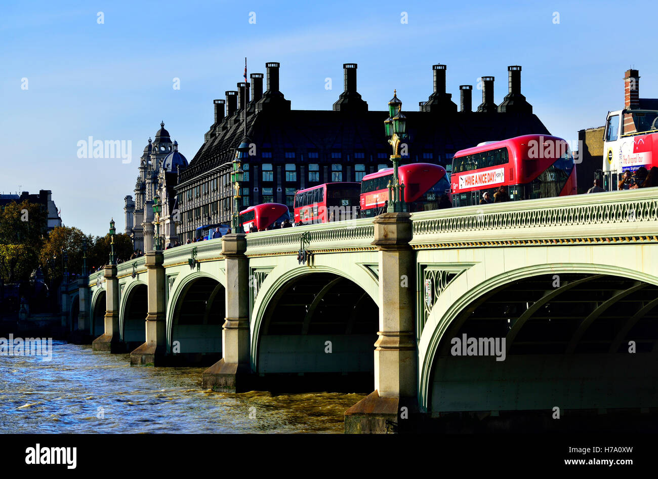 London, England, Vereinigtes Königreich. Doppelte Decker Busse Westminster Brücke in Richtung Portcullis House Stockfoto