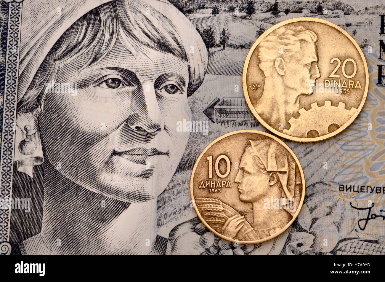 Jugoslawische Münzen von 1955 und 1963 zeigt Ingenieur und landwirtschaftlichen Arbeiter auf einer 1974 1000 Dinar-banknote Stockfoto