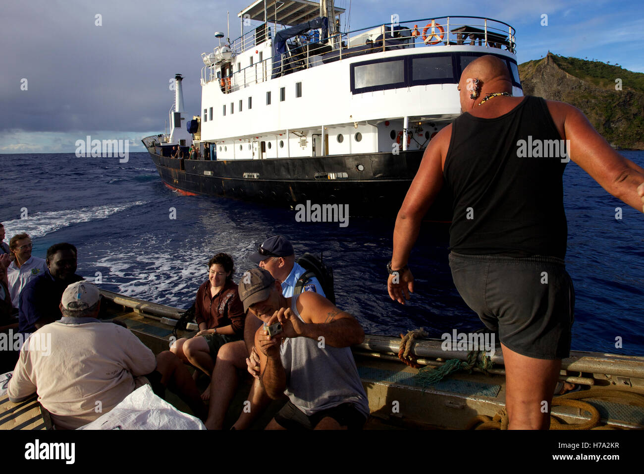 Pitcairn, Söhne von Meuterern! -31/05/2012 - Pitcairn / Pitcairn - Piraten Klinke Warren auf dem langen Boot o ' Leary, geht bei der Landung, kleinen Hafen von Bounty Bay Online in Pitcairn - Olivier Goujon / Le Pictorium Stockfoto