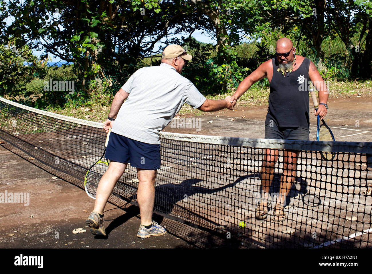 Pitcairn, Söhne von Meuterern! -03/06/2012 - Pitcairn / Pitcairn - Tennisspiel auf Pitcairn Insel zwischen Piraten Klinke und Bill der Polizist - Olivier Goujon / Le Pictorium Stockfoto