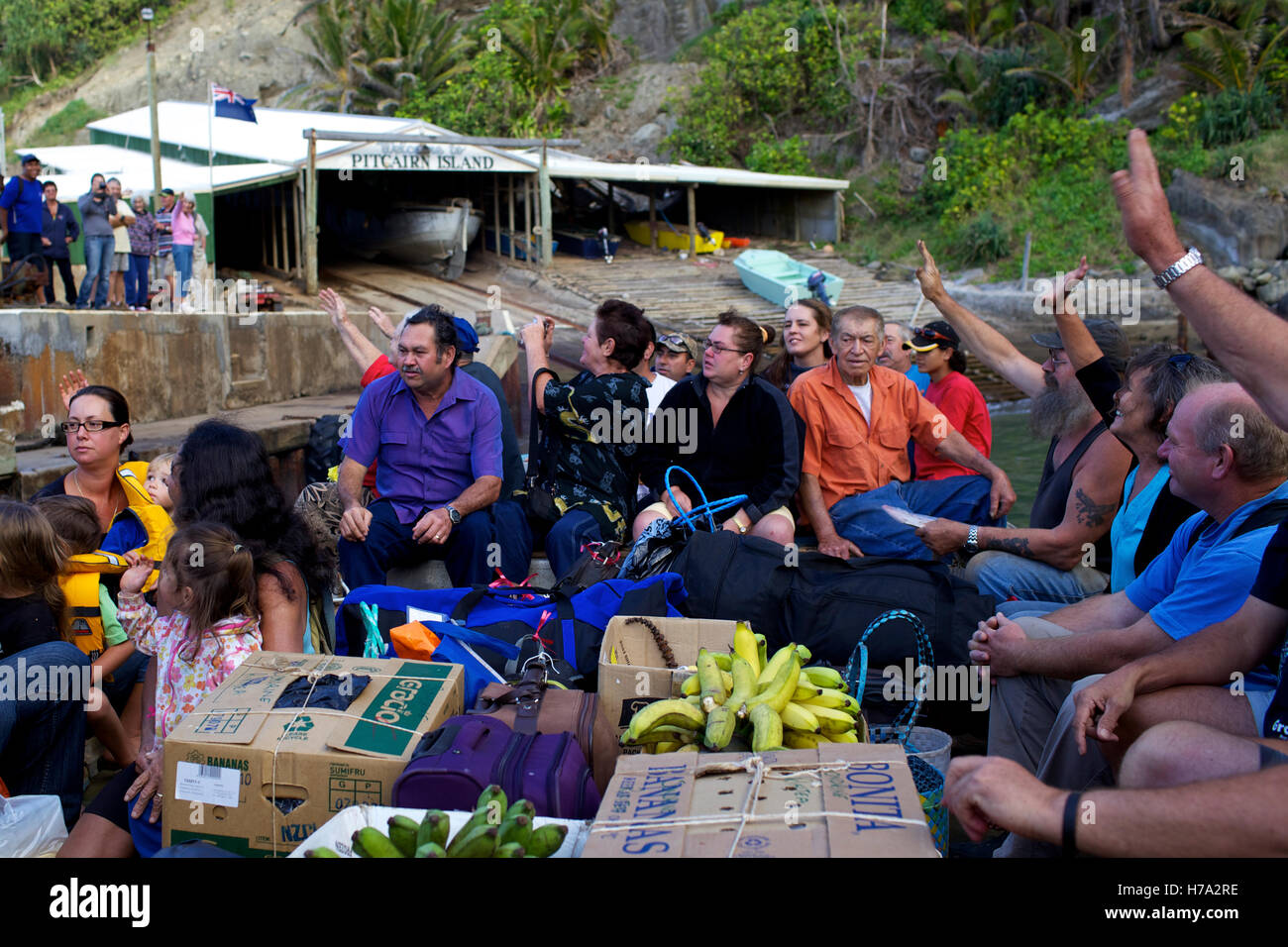 Pitcairn, Söhne von Meuterern! -03/06/2012 - Pitcairn / Pitcairn - Menschen, die Einschiffung auf die Claymore II verlassen Pitcairn Insel - Olivier Goujon / Le Pictorium Stockfoto