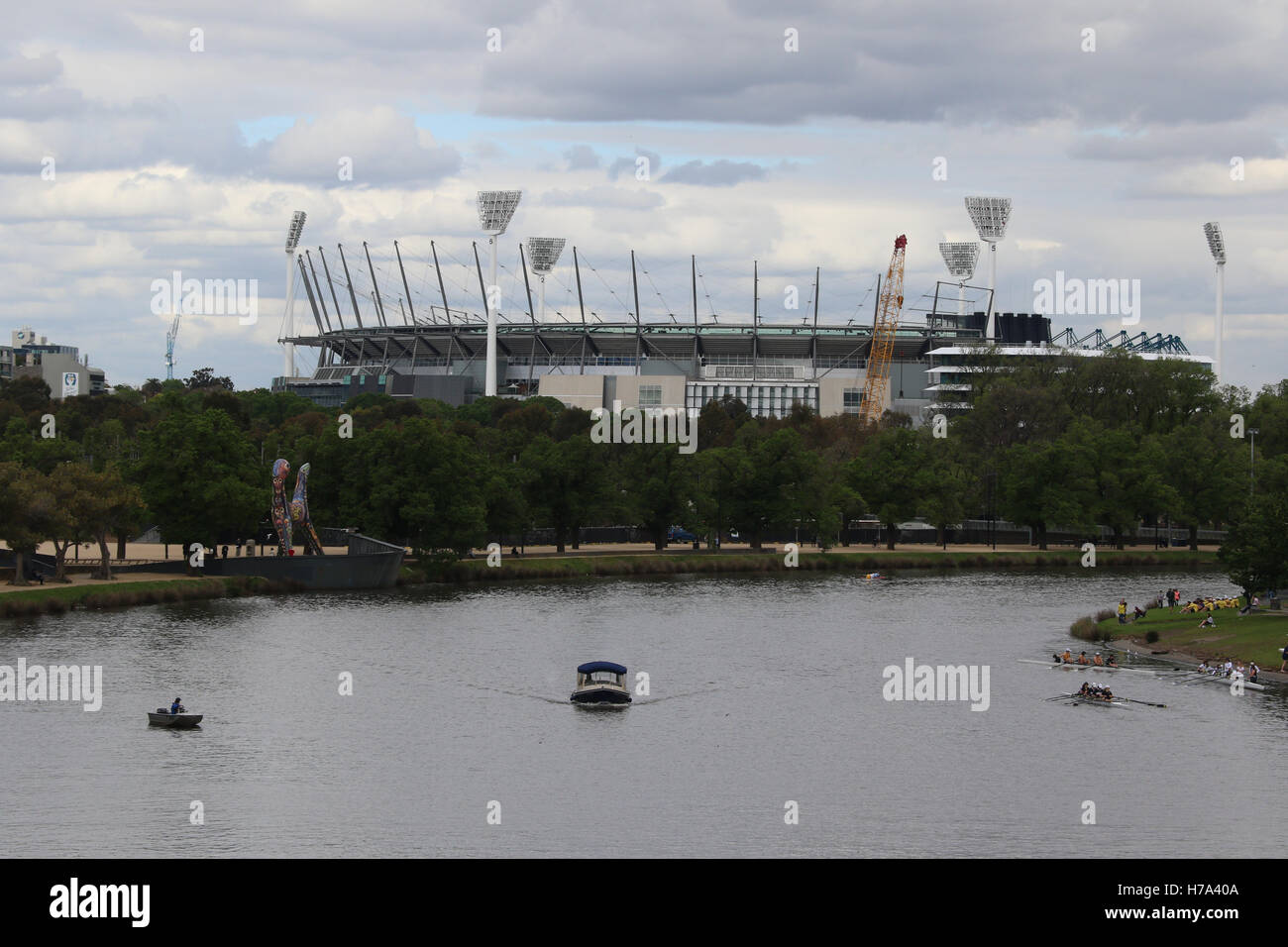 Blick auf den Melbourne Cricket Ground (MCG) und Yarra River von der Prinzen-Brücke. Stockfoto