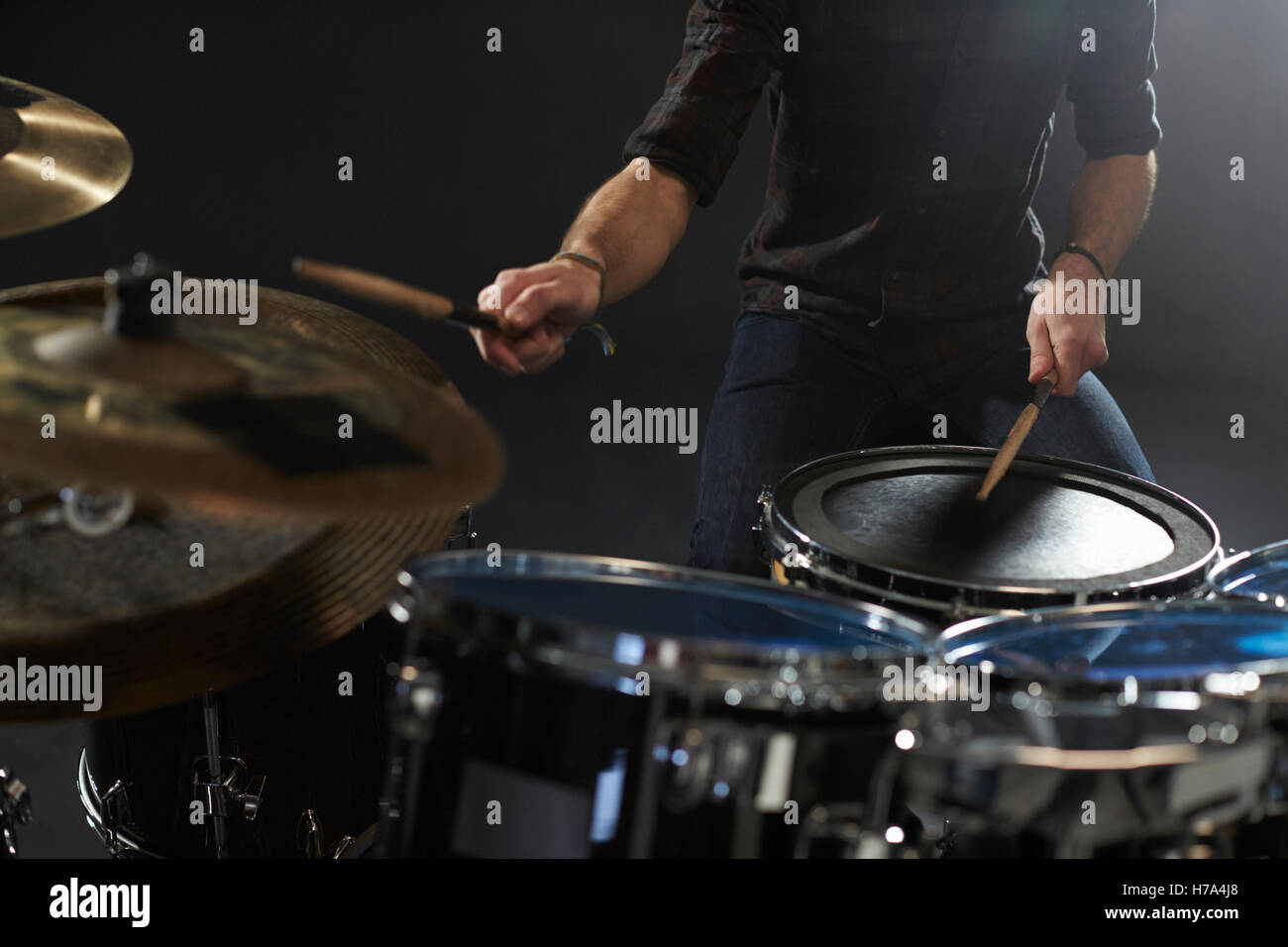 Der Schlagzeuger spielt Schlagzeug In Studio hautnah Stockfoto