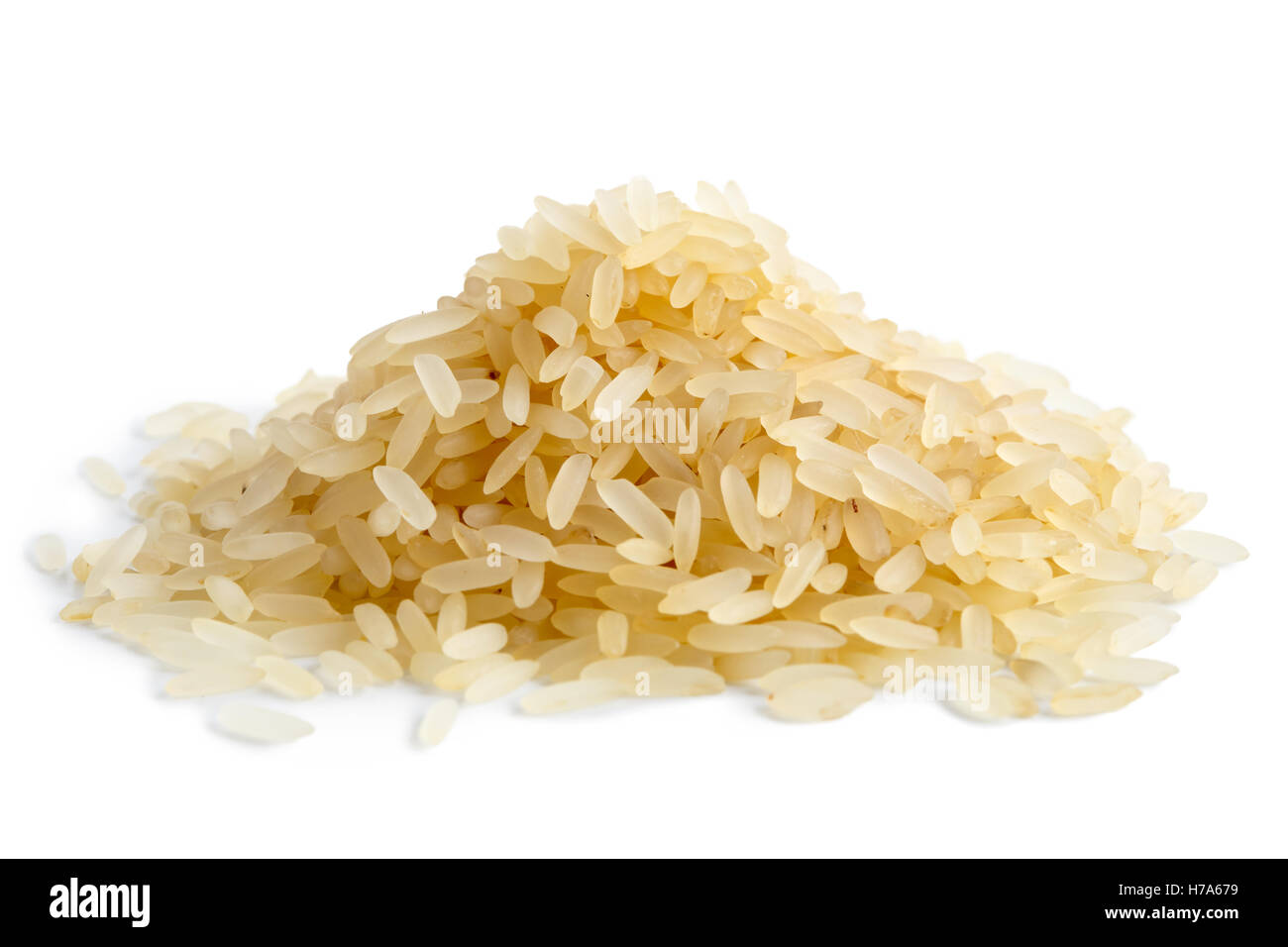 Haufen von Langkorn parboiled Reis isoliert auf weiss. Stockfoto
