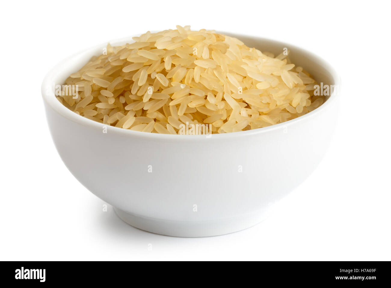 Schüssel mit Langkorn parboiled Reis isoliert auf weiss. Stockfoto