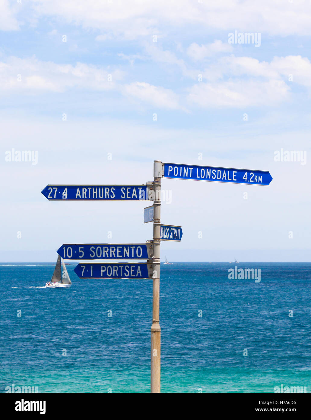 Gerichtete Wegweiser bei St. Leonard Beach, Australien an der Port Phillip Bay. Arthurs Seat, Sorrento, Portsea, Point Lonsdale. Stockfoto