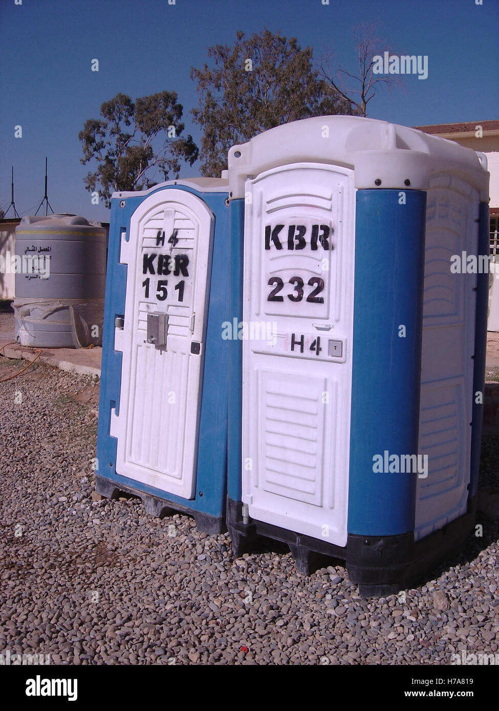 1. Dezember 2004 mobile Toiletten von der amerikanischen Firma KBR auf der US-Armee FOB Marez geliefert, in Mossul im Norden des Irak. Stockfoto