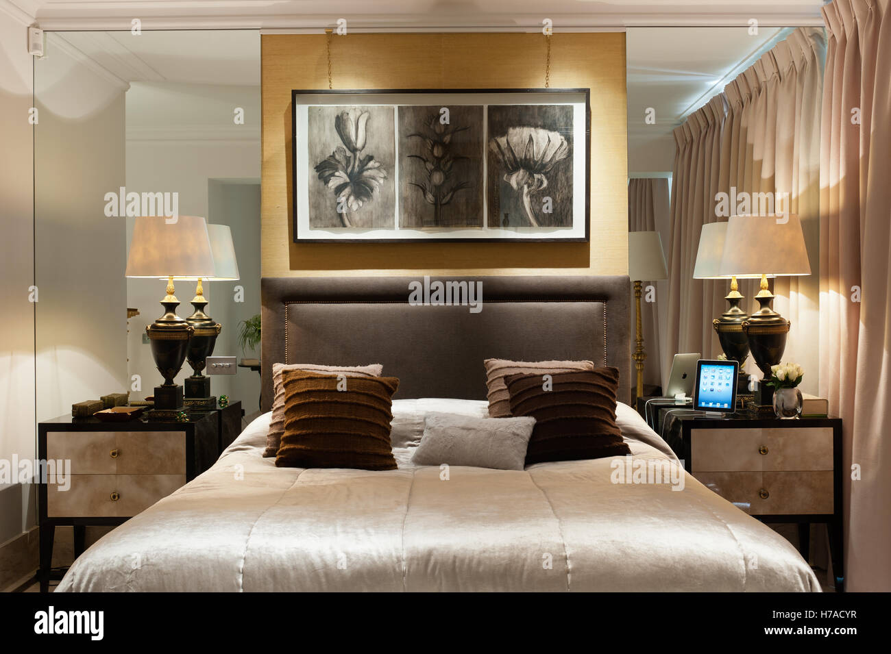 Botanische Illustrationen über Doppelbett mit passenden