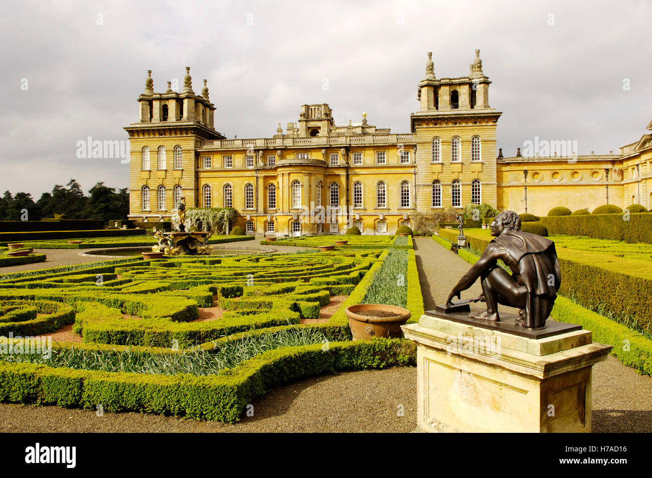 Parterre-Gartens mit Kieswegen und barocke Fassade der Blenheim Palace, Oxfordshire, England, UK Stockfoto