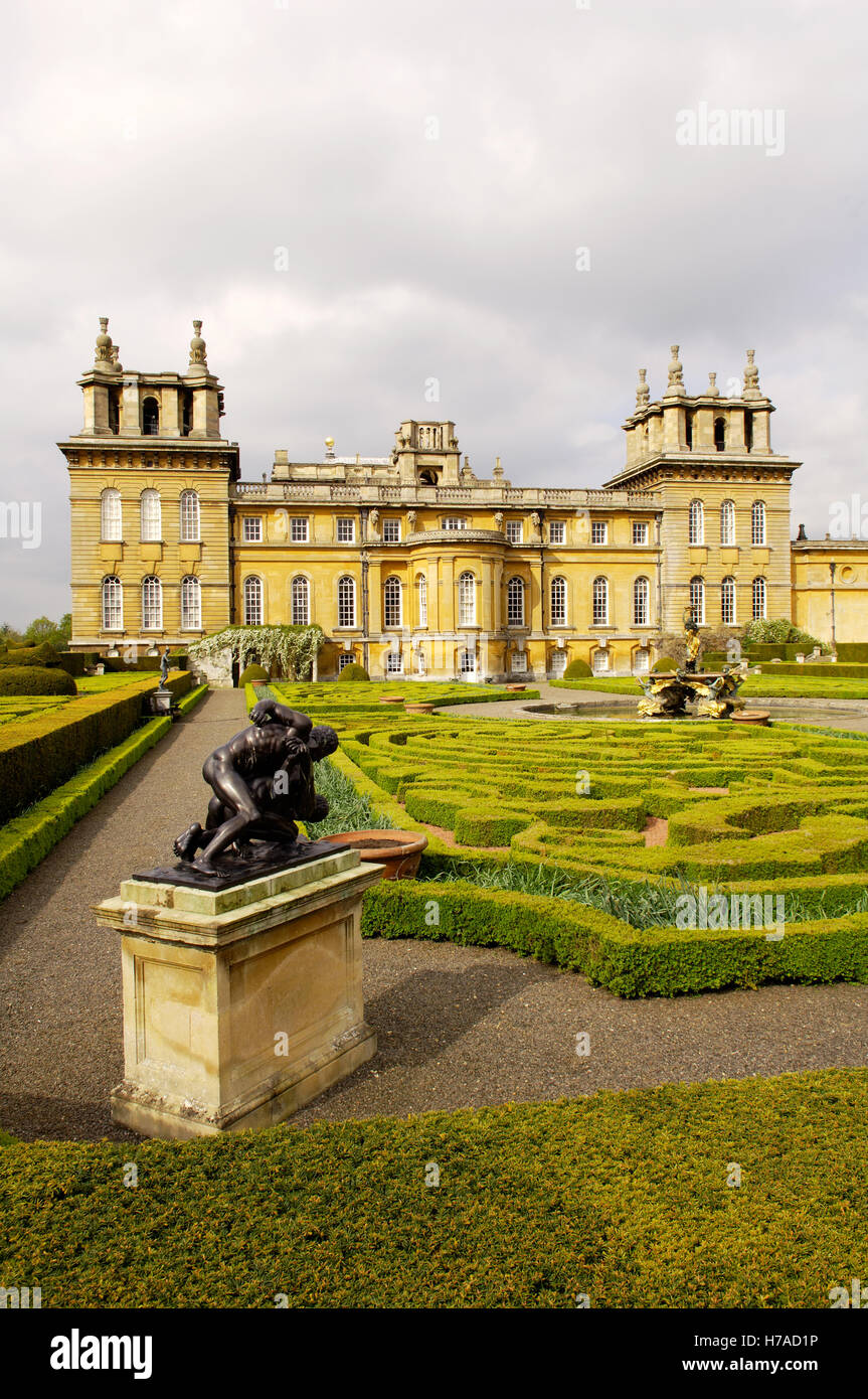 Parterre-Gartens mit Kieswegen und Statue der Wrestler mit Barockfassade von Blenheim Palace, Oxfordshire, England, UK Stockfoto