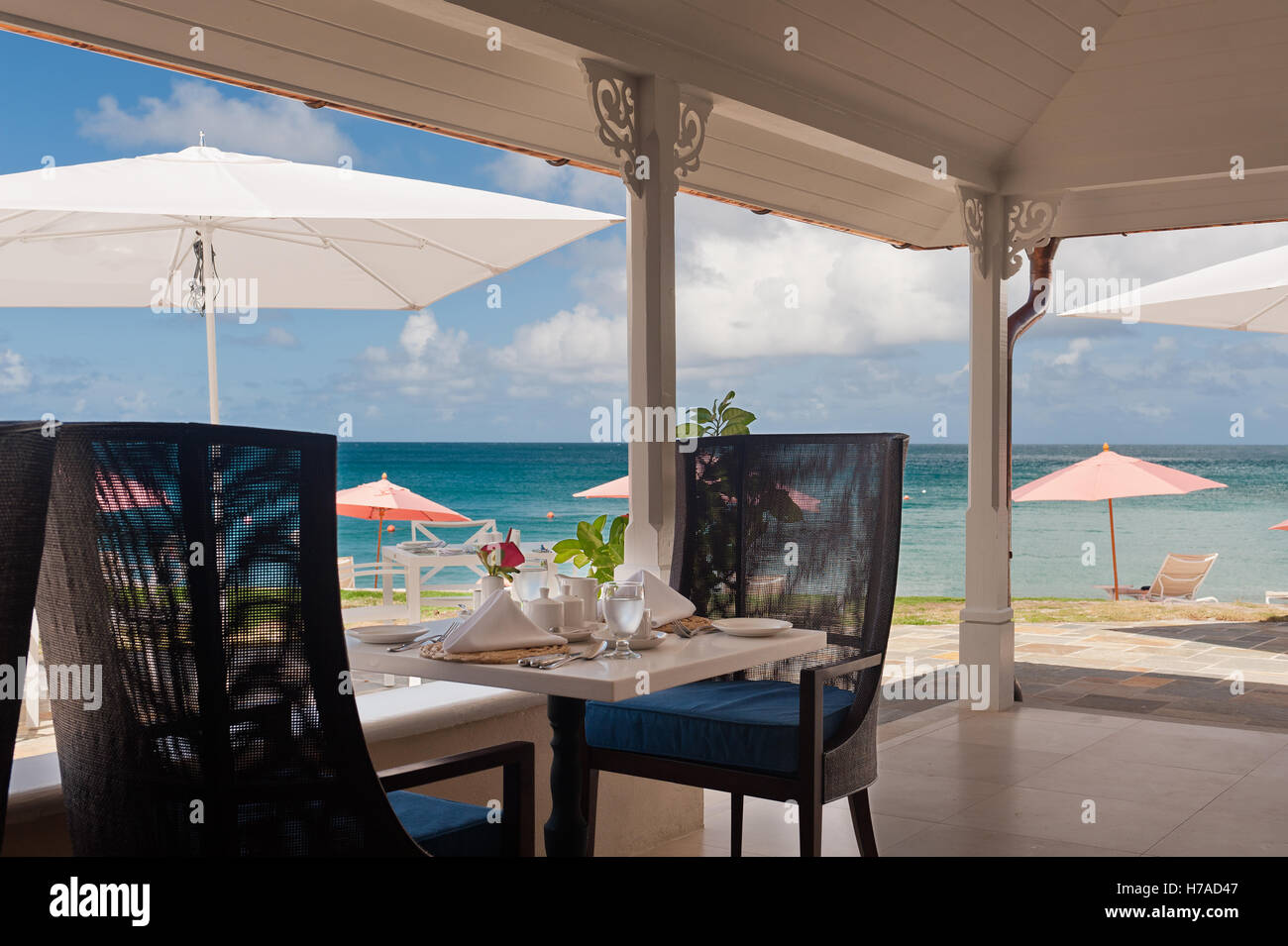 Tisch für zwei am Strand-Terrasse des privaten Beach Resort auf karibischen Insel St. Lucia Stockfoto