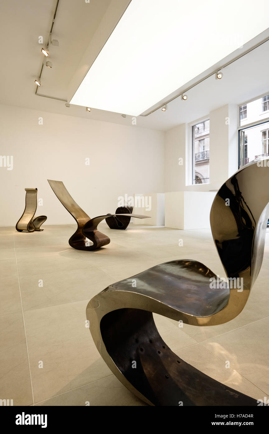Metall Sitzgelegenheiten im Ausstellungsraum der Carpenters Workshop Gallery in London Stockfoto
