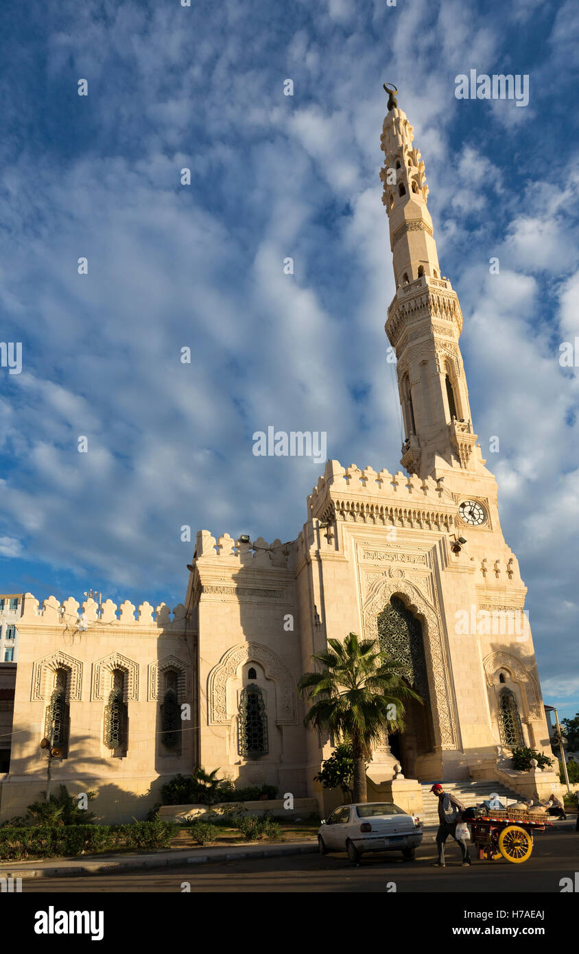 Außenfassade, Alexandria, Ägypten, Moschee von al-Qa'id Ibrahim (1948-51). Stockfoto