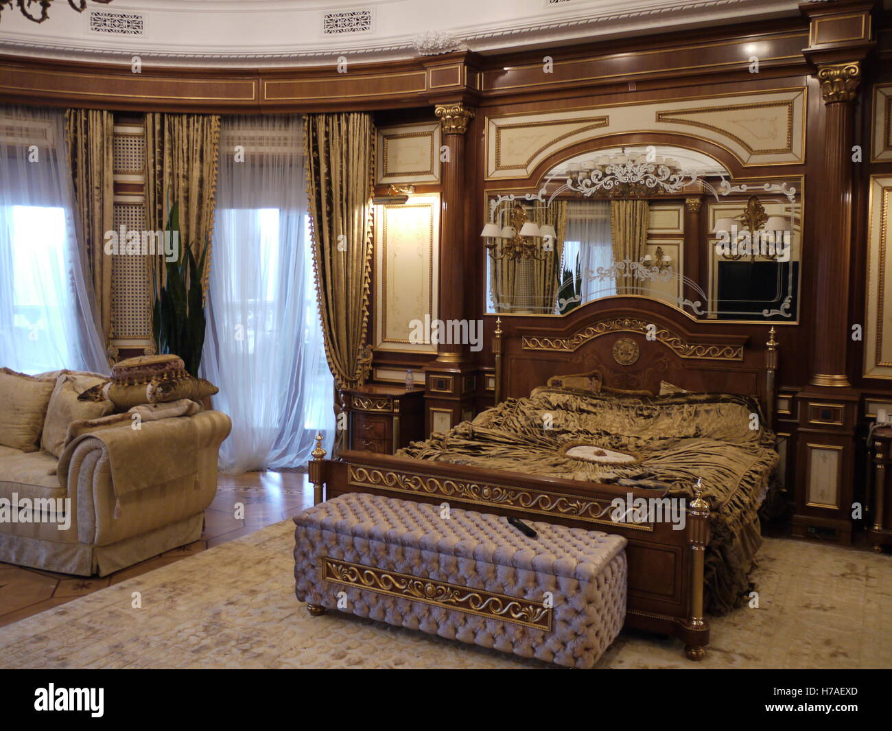 Schlafzimmer im Haus des ehemaligen ukrainischen Präsidenten Viktor Yanukovych, in der Nähe von Kiew, heute Museum der Korruption Stockfoto