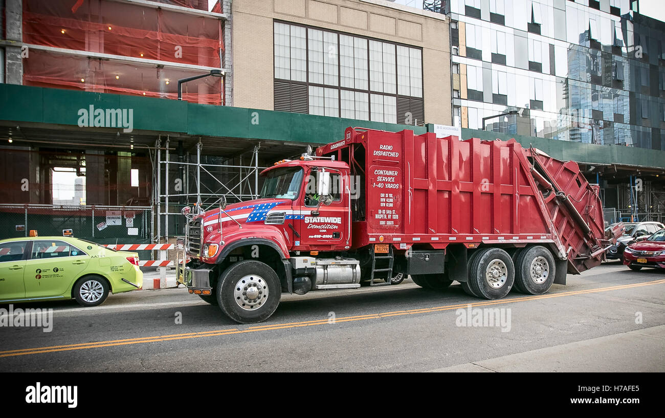 Roten Müllwagen Stockfoto