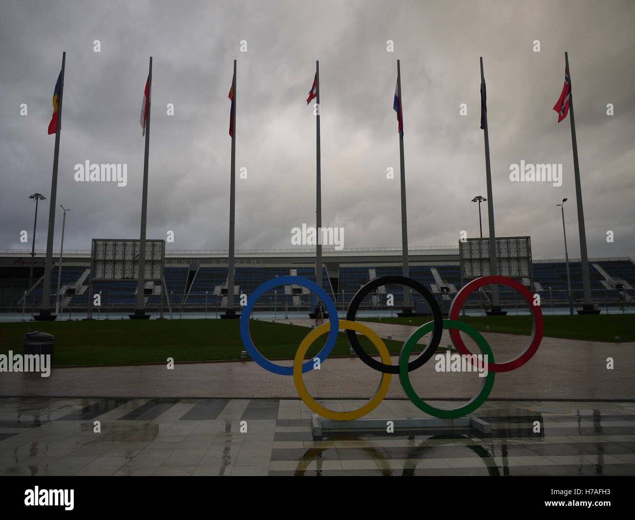 In Sotschi, südlich von Russland bleibt die Haupt-Website der Olympischen Spiele 2014 unter bewölktem Himmel leer Stockfoto