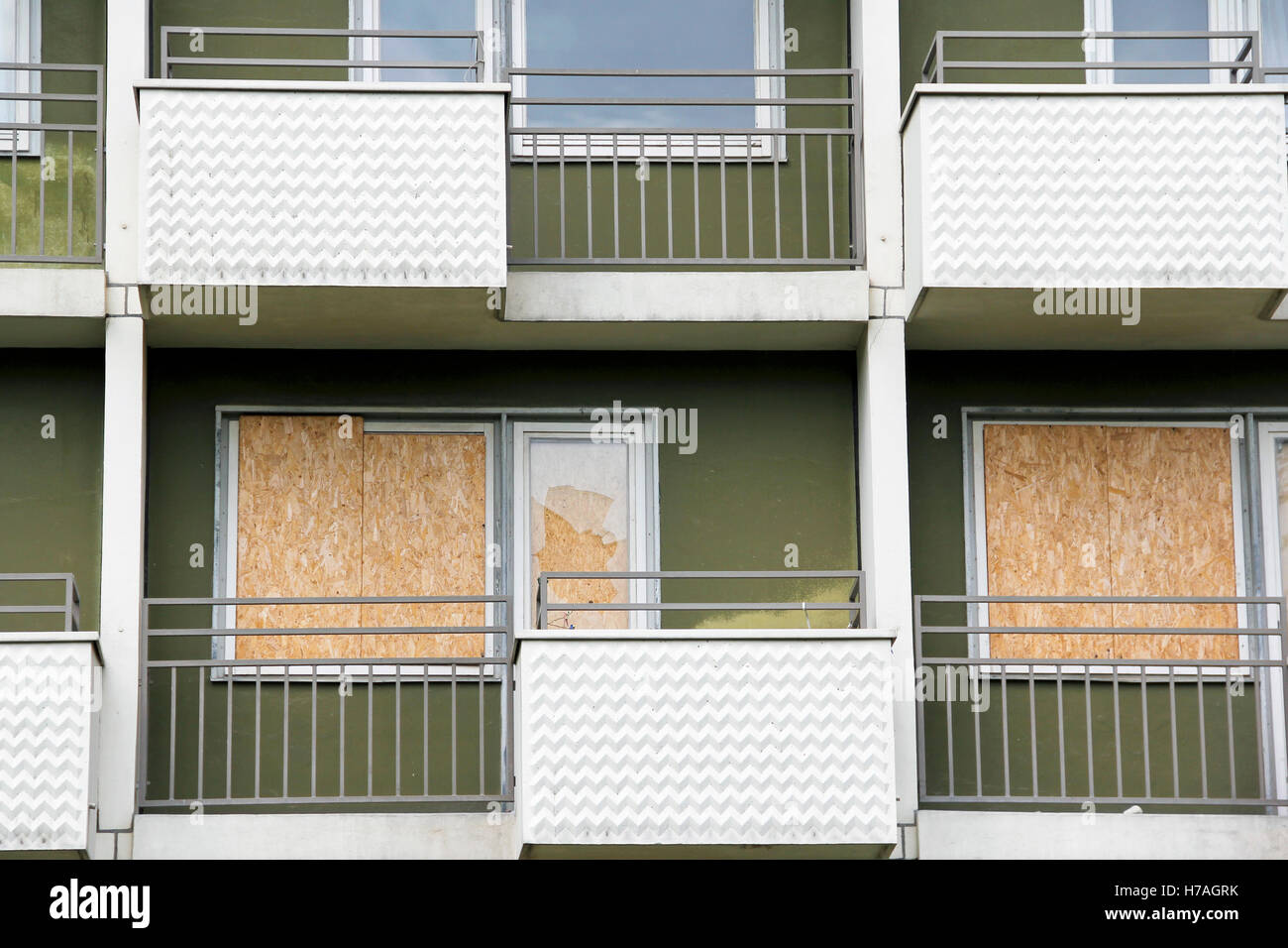 Mit Brettern vernagelt Windows in einem heruntergekommenen Wohnblock, Mainz, Deutschland Stockfoto
