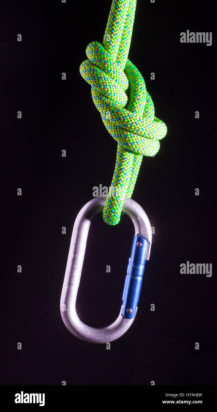 Metall-Karabiner am Ende ein Kletterseil mit einem acht-Knoten Stockfoto