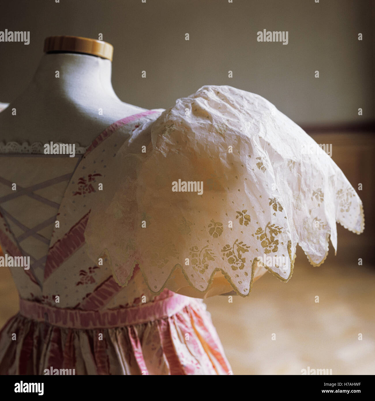 Hülse Detail historische Replik Papier Kleid von Isabelle de Borchgrave Stockfoto