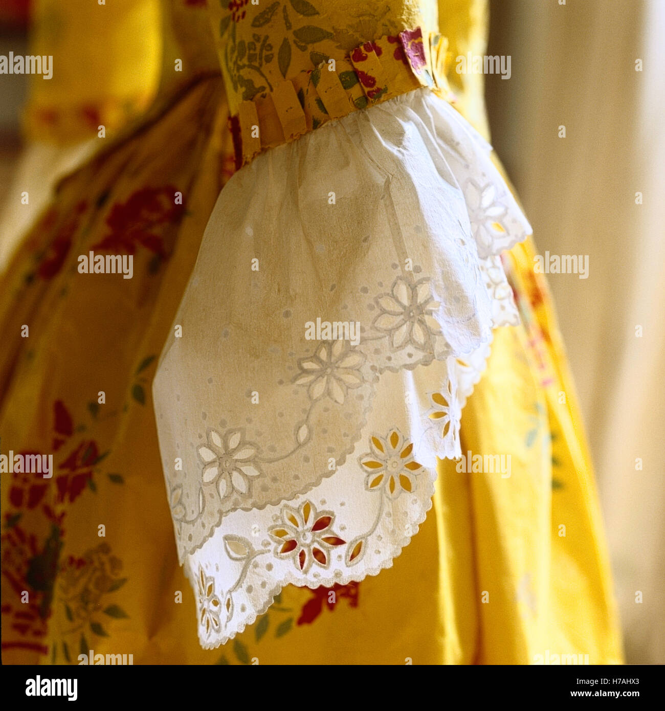 Spitzen-Ärmel-Detail auf gelb gemusterten historische Replik Papier Kleid von Isabelle de Borchgrave Stockfoto
