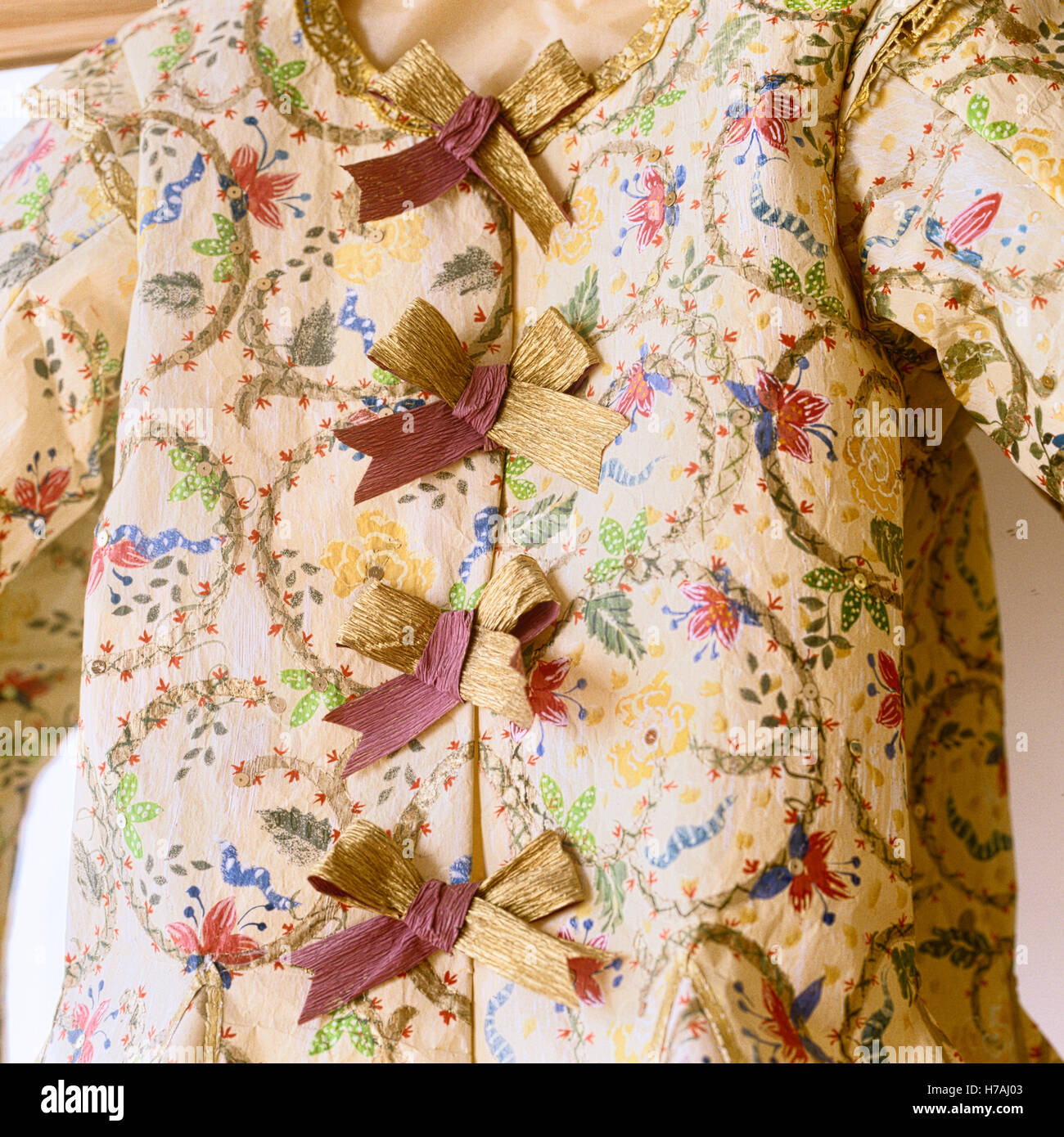 Orientalischen Stil des Kindes Garement, historische Replik Papier Kleid von Isabelle de Borchgrave Stockfoto