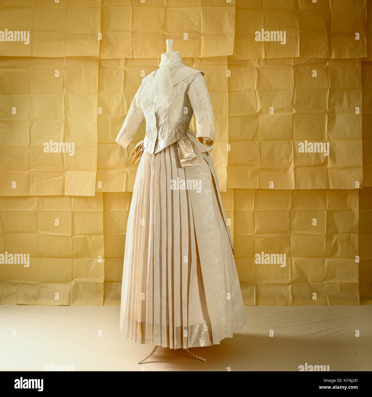 Faltenrock mit Jacke, historische Replik Papier Kleid von Isabelle de Borchgrave Stockfoto