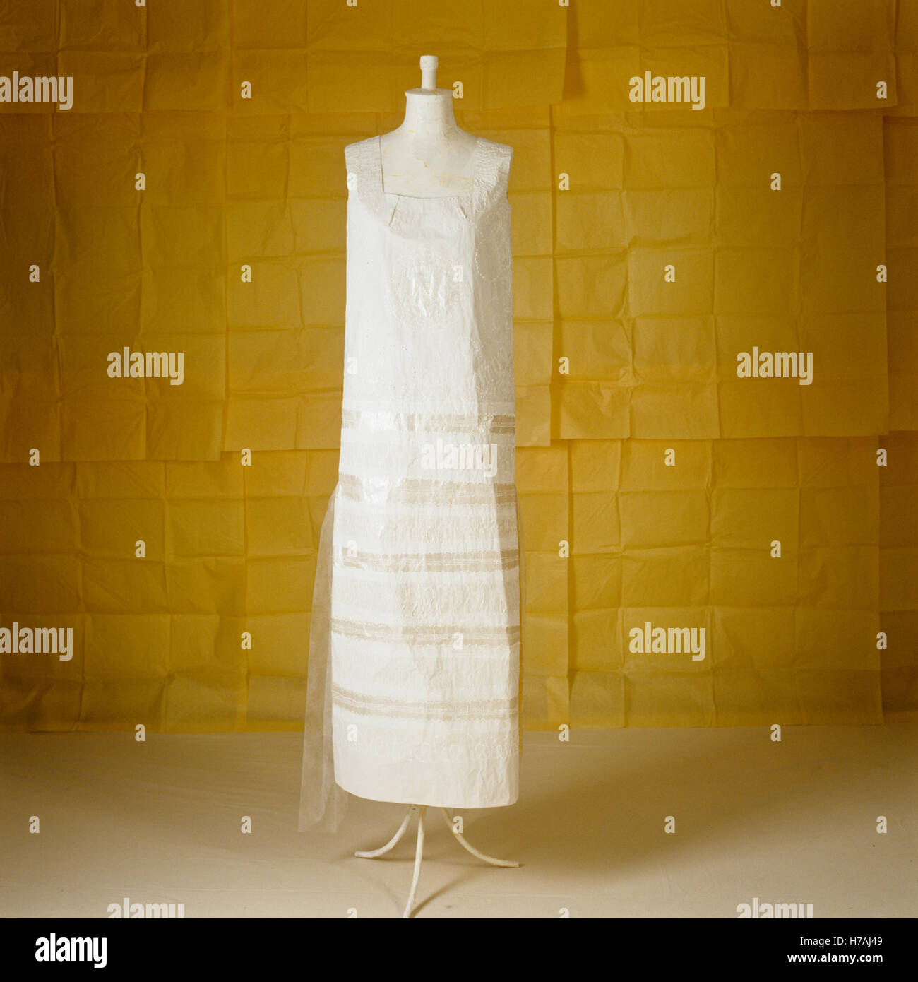 Weiße ärmellose Stil der 1920er historische Replik Papier Kleid von Isabelle de Borchgrave Stockfoto