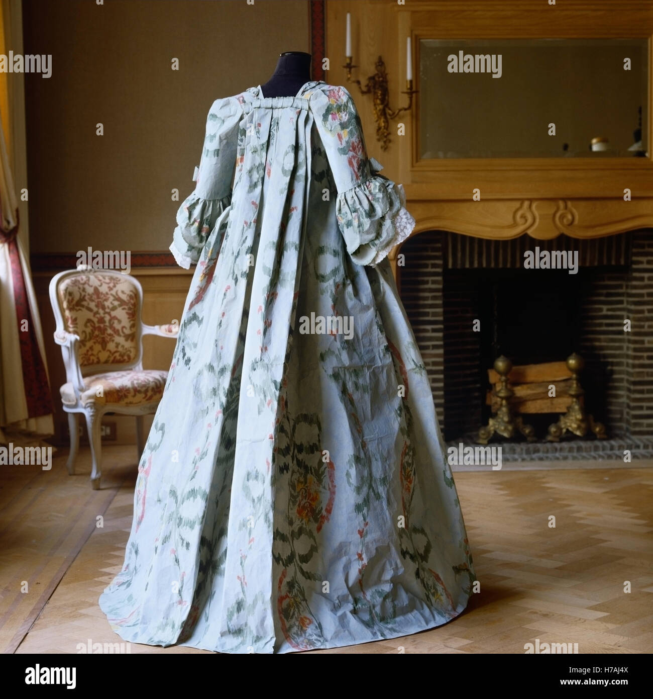 Blau gemusterte Abendkleid Kleid historische Replik Papier von Isabelle de Borchgrave Stockfoto