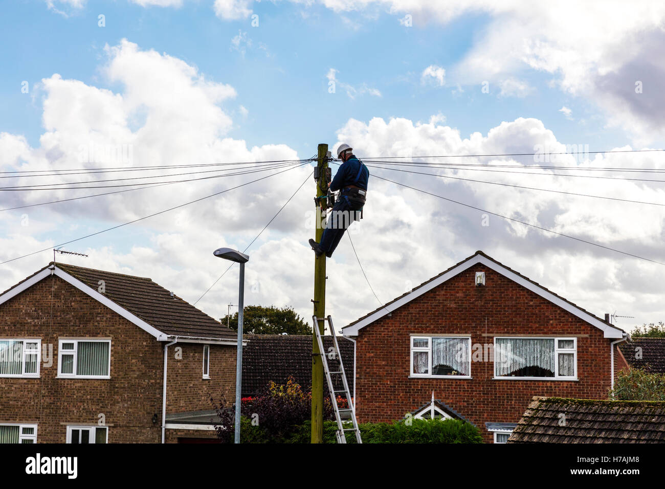 BT-Ingenieur Reparatur Telefon Line-up Telegrafenmast arbeitet an Linie Breitband Reparatur Mann oben Pol UK England GB Stockfoto