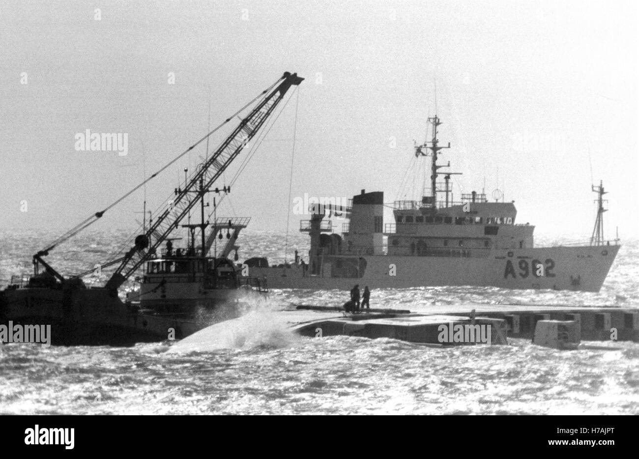 AJAXNETPHOTO. 31. AUGUST 1984. KANAL IN BELGIEN. -RADIO AKTIV SCHIFFBRUCH - DAS GEKENTERTE WRACK DER FRANZÖSISCHE FRACHTER MONT LOUIS (5.800 TONNEN), DIE IN DER NÄHE DER AKKAERT SANK BANK 6 MEILEN VOR DER BELGISCHEN KÜSTE AM 26. AUGUST NACH EINER KOLLISION MIT DEM CROSS CHANNEL FÄHRE OLAU BRITANNIA. FRACHTER TRUG TEIL-LADUNG VON 30 CONTAINER VON 15 TONNEN RADIOAKTIVE URAN-HEXAFLOURIDE. FOTO: JONATHAN EASTLAND/AJAX REF: 21501 1 45 840831 2 Stockfoto