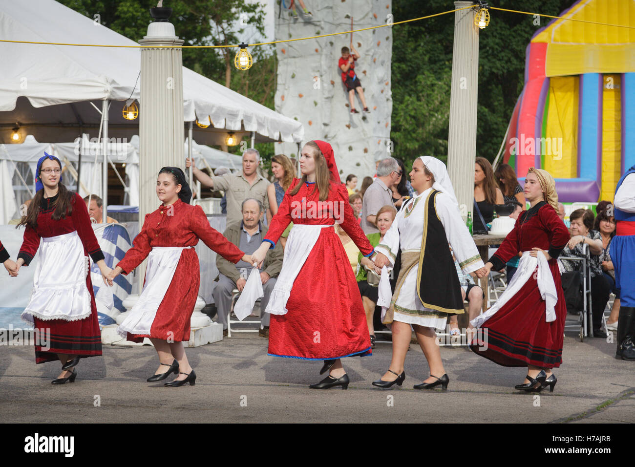 Frauen tanzen auf einem griechischen Festival in Rochester, New York, USA. Stockfoto