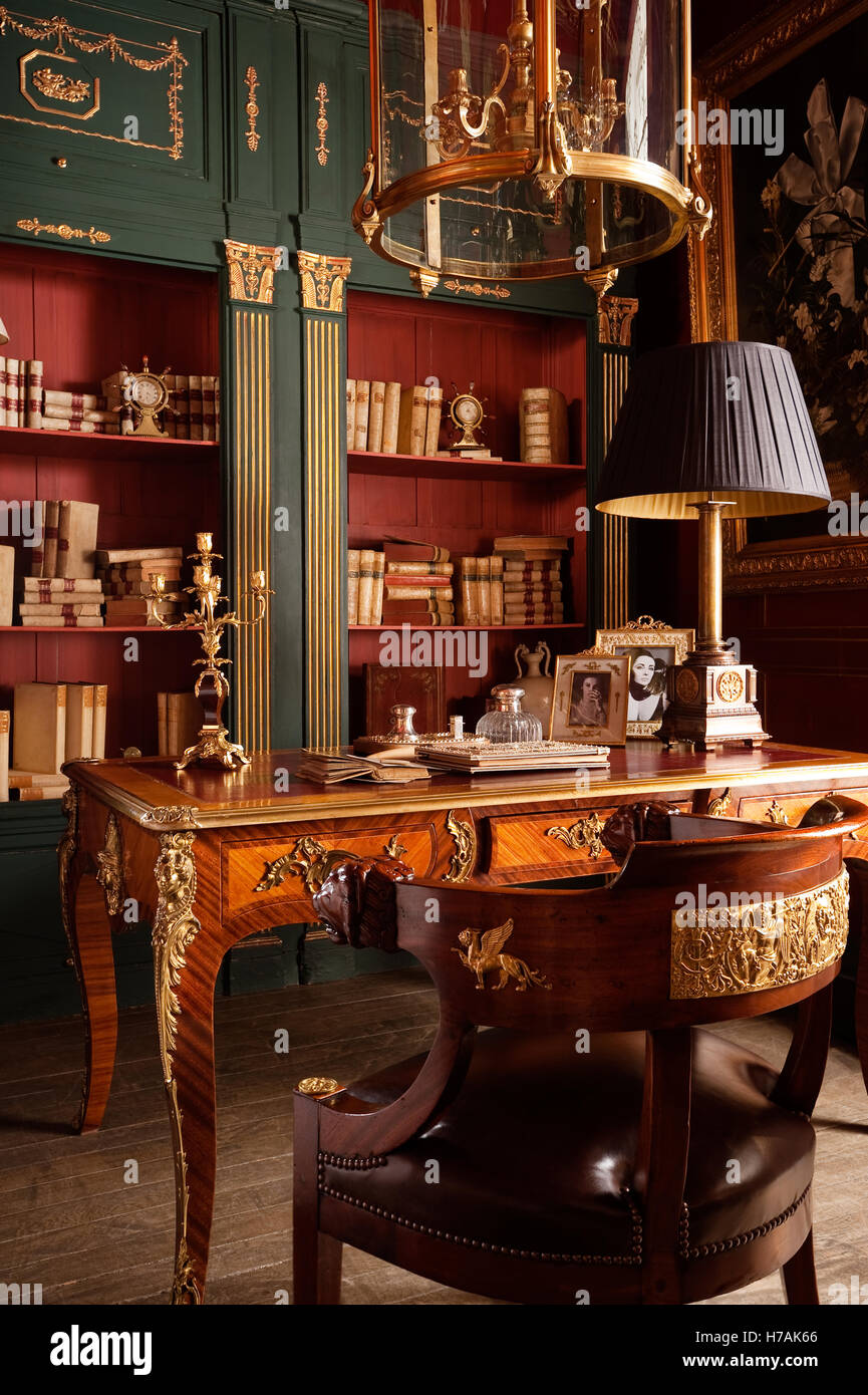 Französische Louis XV Stil Messingbeschläge montiert Tulipwood und Mahagoni Bureau plat / Schreibtisch mit Französisch Napoleon III Mahagoni Löwen Stockfoto