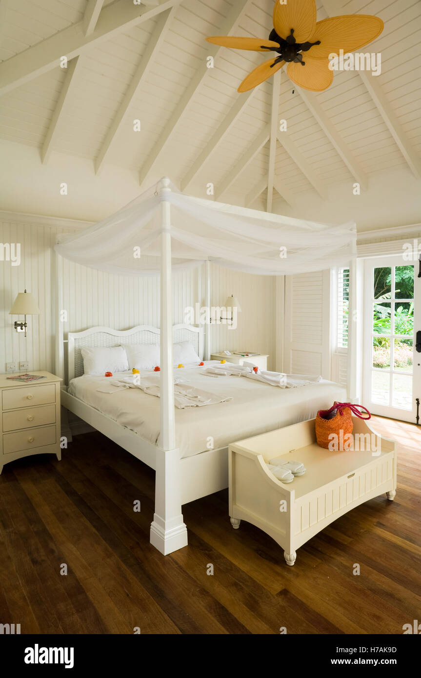 Weiße plakatierte Vierbettzimmer mit gelben Deckenventilator in St Lucia nach Hause, Karibik Stockfoto